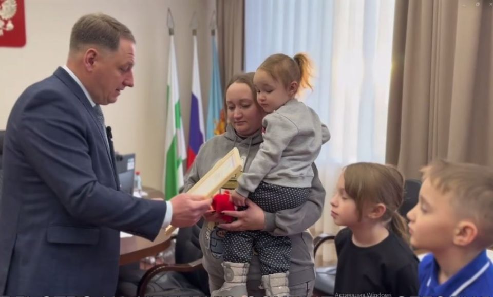 Глава Шадринска Мокан вручил многодетной семье бойца СВО сертификат на новое жильё