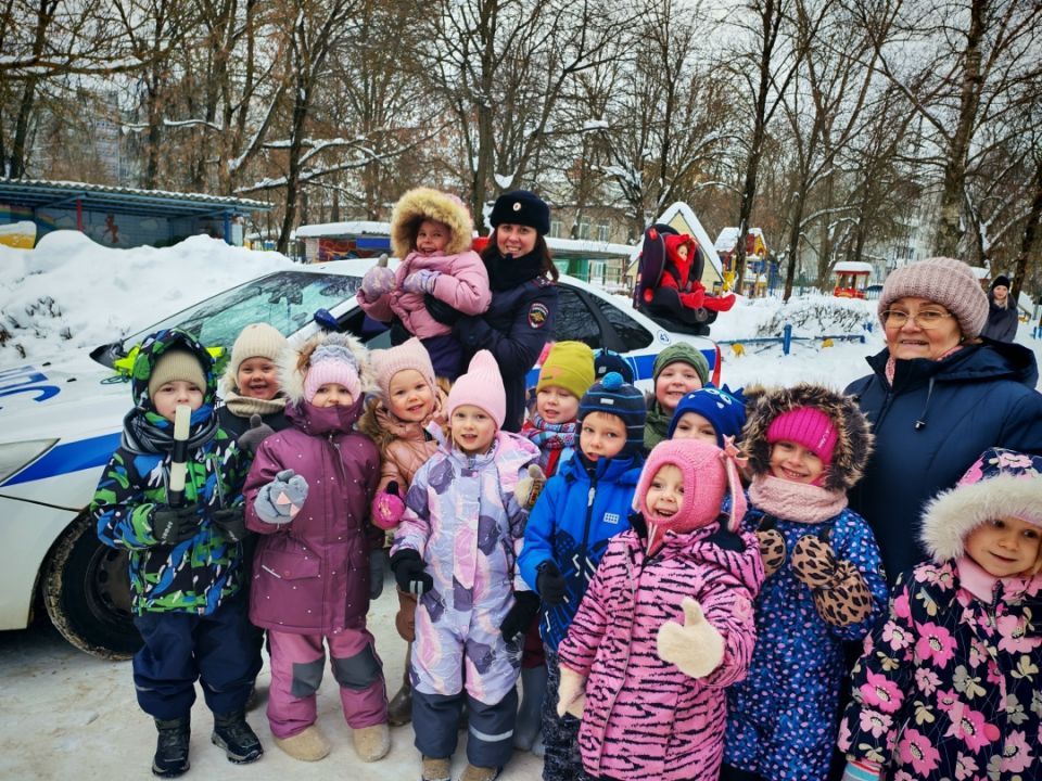 Сотрудники тверской Госавтоинспекции провели с дошкольниками из ДОУ № 96 занятие «Безопасная дорога от А до Я»