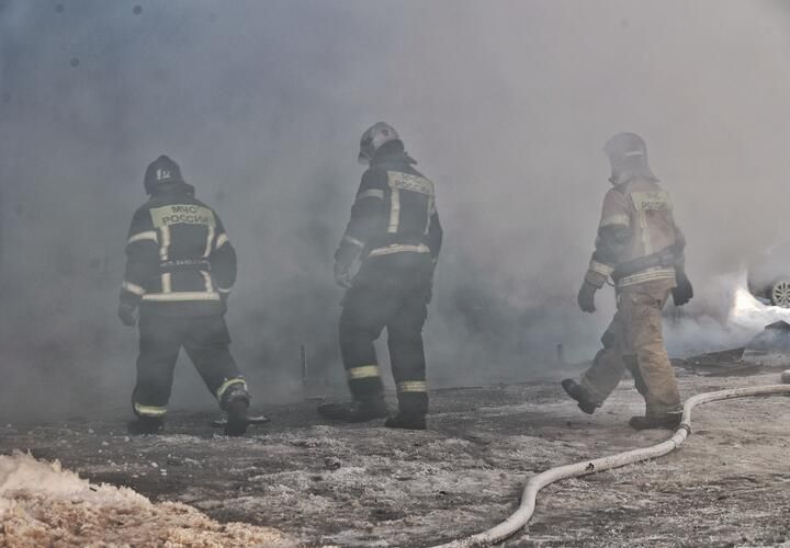 Зарядка убила дом на Кубани: многодетная семья осталась без крыши над головой из-за вспыхнувшего телефона