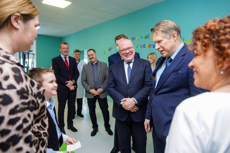 Губернатор Соколов показал главе Минздрава РФ новую детскую поликлинику в Слободском