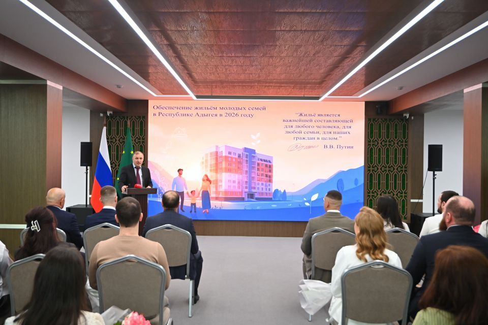 Мурат Кумпилов вручил жилищные сертификаты молодым семьям