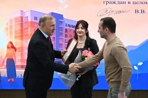 Глава Адыгеи вручил жилищные сертификаты девяти молодым семьям