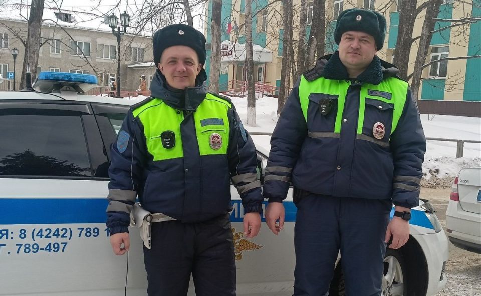 "Роды начались!": сотрудники ГАИ на Сахалине с мигалками доставили будущую маму в больницу