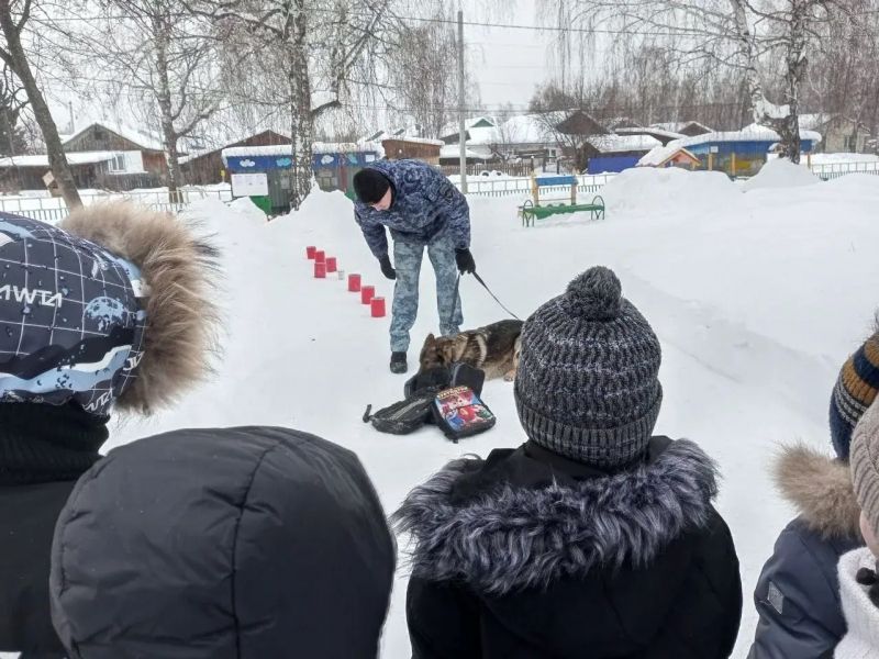 В Заводоуковске полицейский-кинолог рассказал воспитанникам детского сада о своей профессии