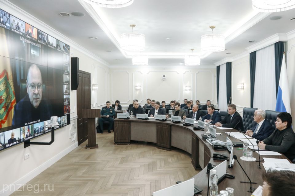 Губернатор потребовал строго контролировать процесс организации питания в учреждениях образования