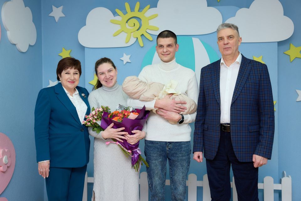 Ольга Хохлова посетила Областной перинатальный центр и поздравила молодую семью с рождением первенца