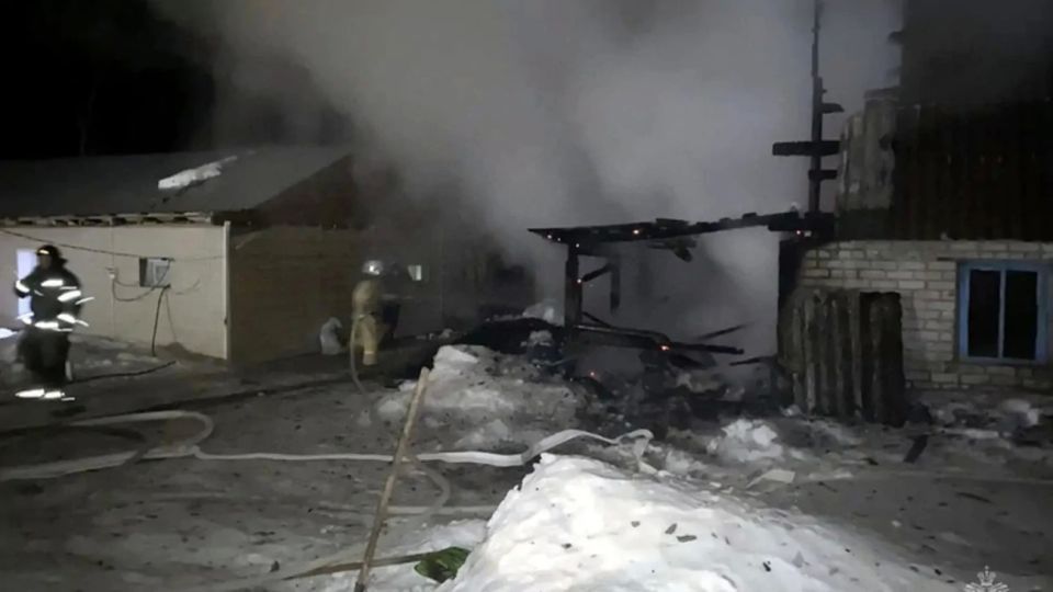 Многодетная семья в Алтайском крае едва не осталась без дома из-за ночного пожара