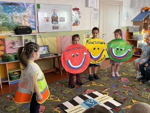Сотрудники Госавтоинспекции провели урок безопасности в детском саду «Солнышко».