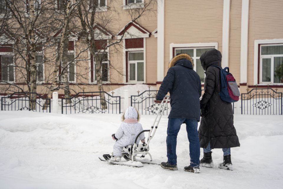 Многодетным семьям сохранят пособия при превышении доходов на 10%