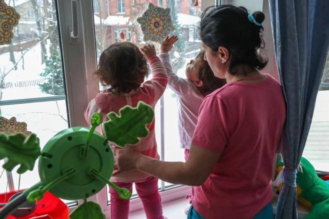 КС: досрочная пенсия многодетных матерей не должна зависеть от места рождения детей