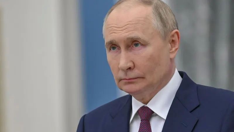 Путин поставил рождаемость в регионах Арктики в пример