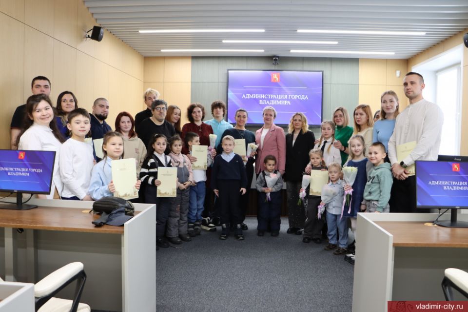 Во Владимире вручили жилищные сертификаты молодым и многодетным семьям