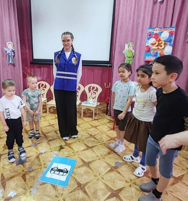 В Холмске Юные инспекторы движения провели для дошкольников профилактическое занятие