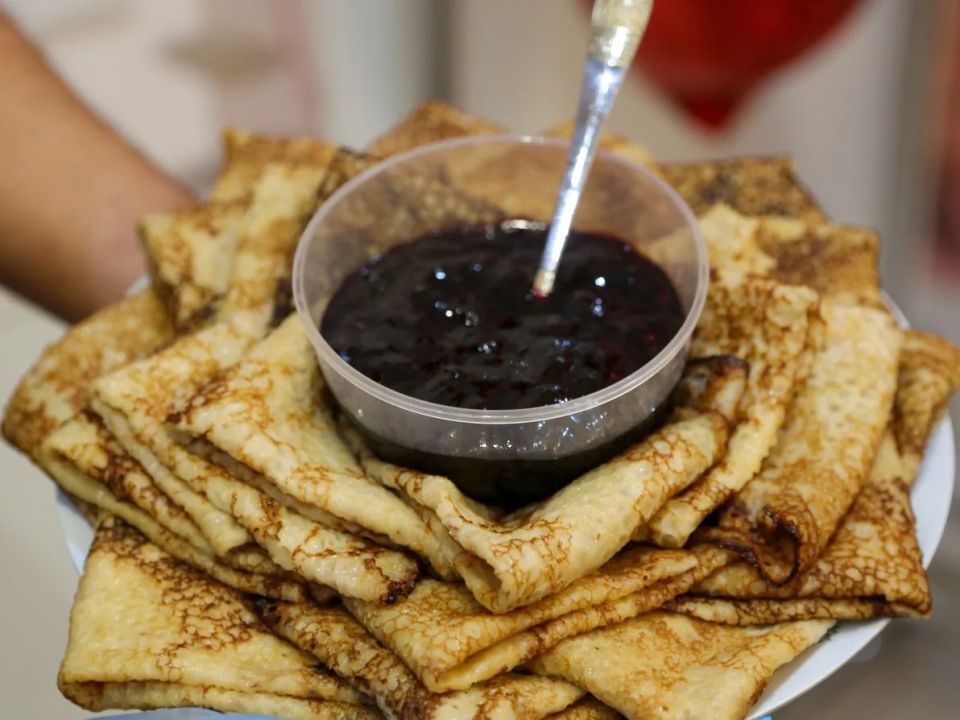 В перинатальном центре беременных женщин и мам радуют вкусными блинчиками