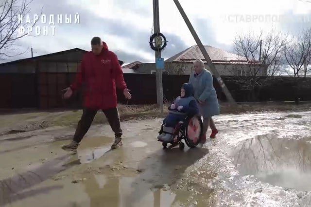 На Ставрополье дети-инвалиды не могут попасть в школу по улице без тротуара