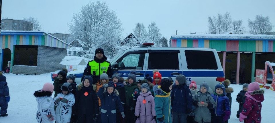 В преддверии Дня защитника Отечества сотрудники Госавтоинспекции города Оленегорска провели профилактическую встречу с воспитанниками детского сада
