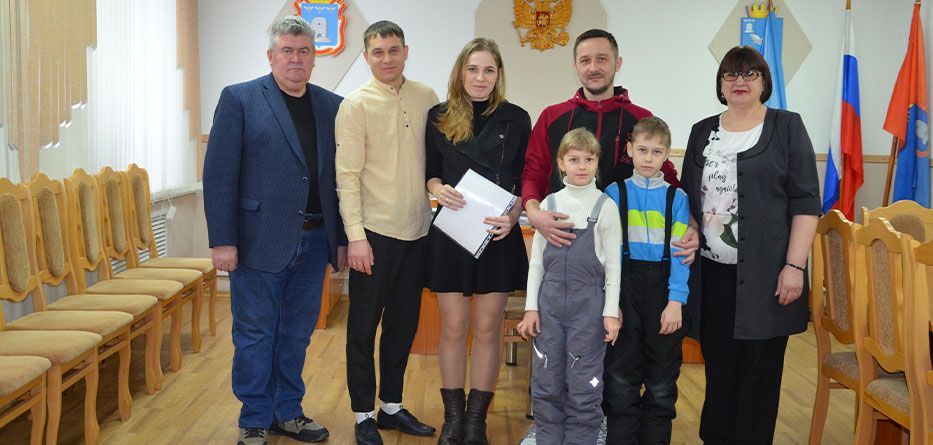Две многодетные семьи из Тамбовской области получили жилищные сертификаты