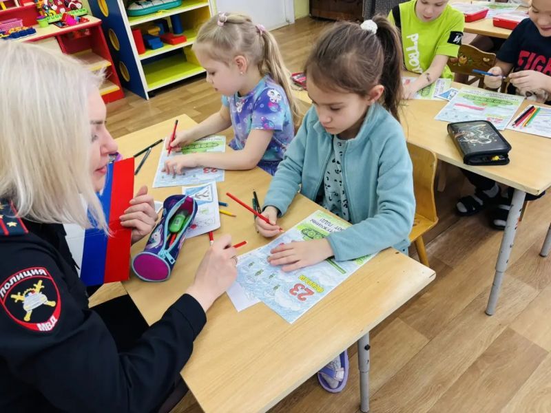 В Коврове госавтоинспекторы провели профилактическую акцию «Яркая открытка защитнику Отечества»