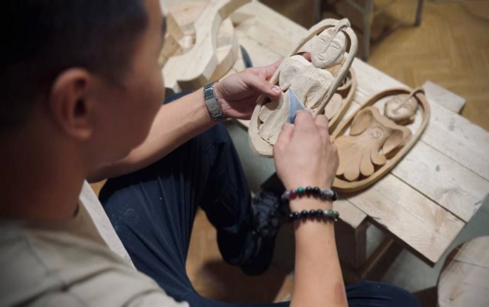 Ветеран СВО из Якутии открыл мастерскую по дереву вместе с боевыми товарищами