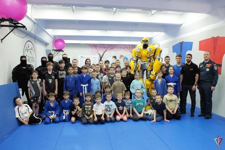 В Удмуртии Сотрудники спецназа Росгвардии провели Урок мужества для воспитанников детского спортивного клуба