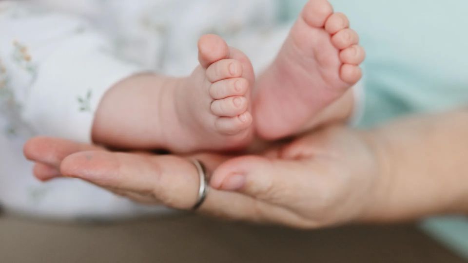 В Ноябрьске новорожденных выписали из больницы в тельняшках и беретах