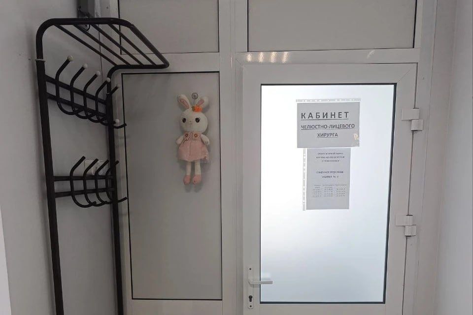 «Ребенок находился в коме 10 дней»: в Красноярске детского хирурга наказали за врачебную ошибку