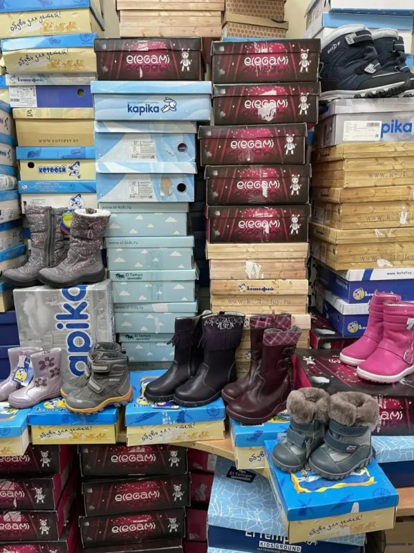 Новороссийские волонтеры передали более 100 пар новой обуви для многодетных семей