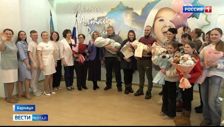 Из краевого перинатального центра «ДАР» сегодня выписали первую в этом году тройню