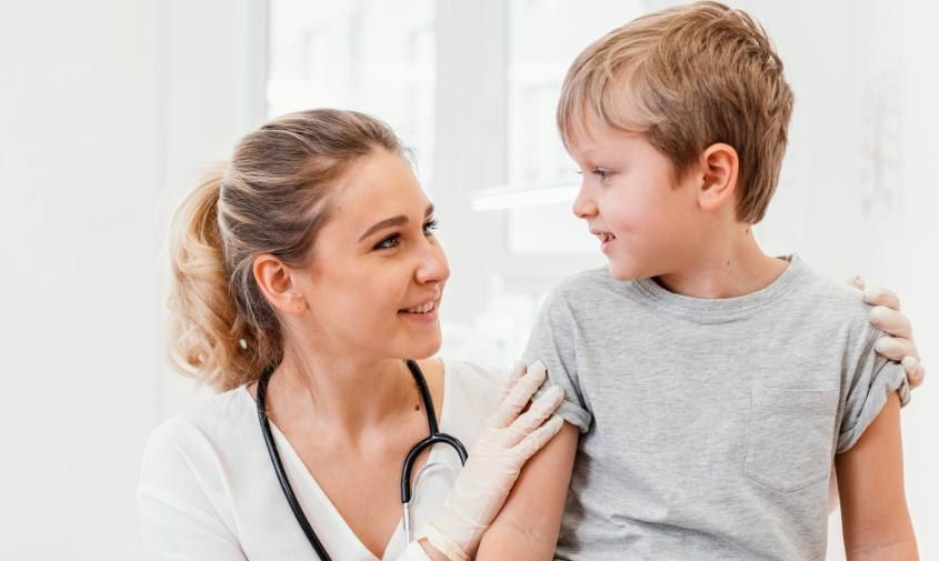 Врачам и медсестрам детских медучреждений придется забыть о распущенных волосах и длинных ногтях