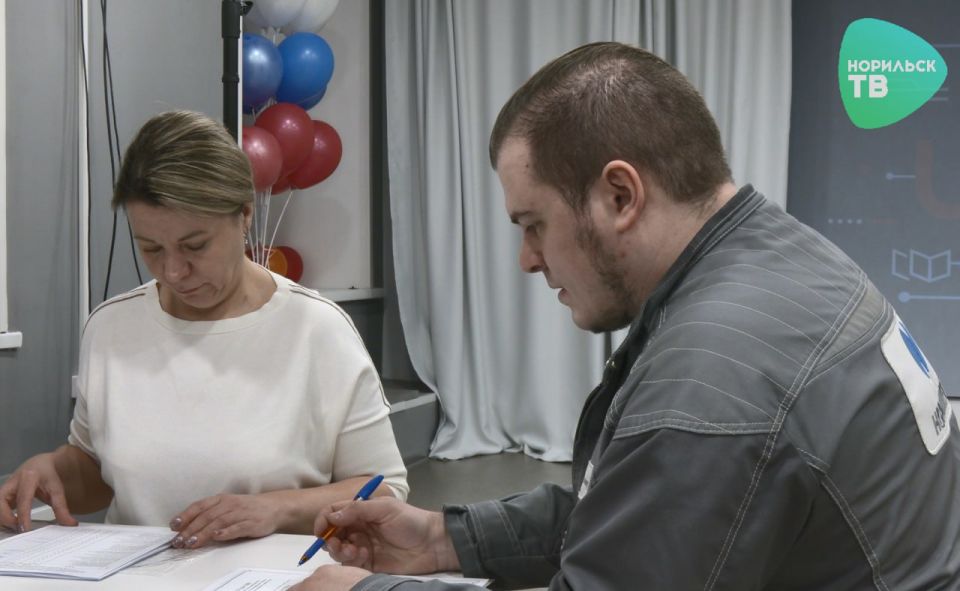 22 молодые семьи из Норильска получили свидетельства на социальную выплату