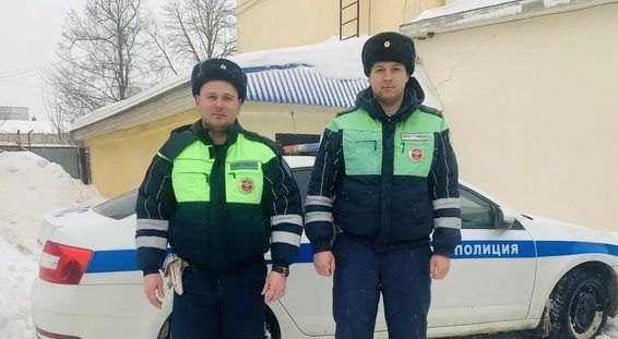 В Туле инспекторы ДПС экстренно доставили роженицу в роддом