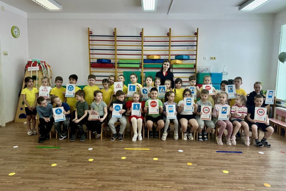 В Смоленске сотрудники Госавтоинспекции провели для воспитанников детского сада «Звездный» профилактическую акцию «С ПДД с малых лет»