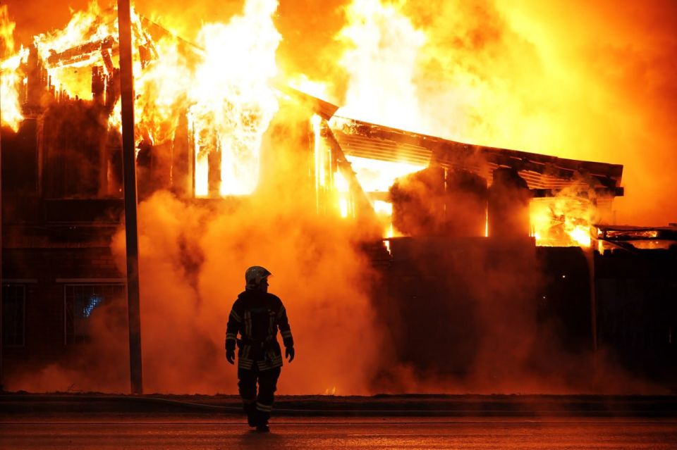 В Красноярске крупный пожар на Калинина удалось локализовать почти за два часа