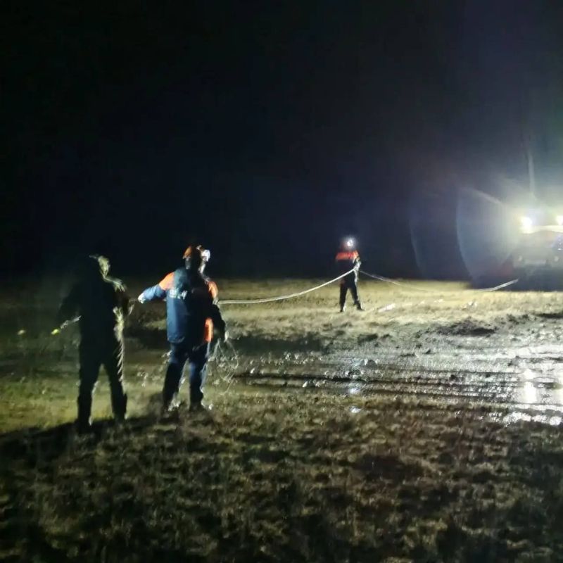 Семья с детьми застряла в грязи на автомобиле в Апанасенковском округе — пострадавшим помогли спасатели ПАСС СК