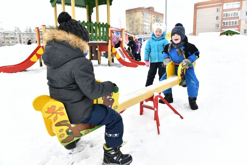 Михаил Евраев подписал закон о новых мерах поддержки семей с детьми