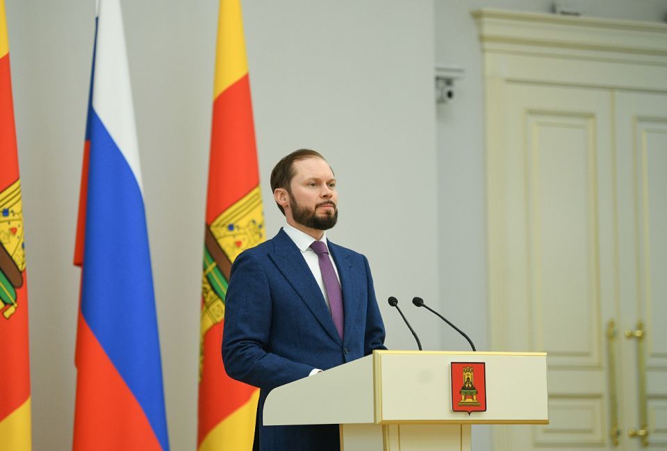 Врио Губернатора Виталий Королев вручил молодым семьям Тверской области жилищные сертификаты