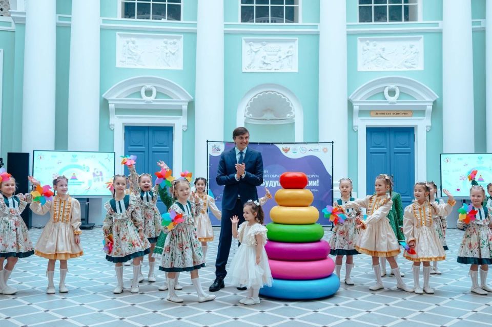 Воспитатели и воспитанники детского сада в Ермолине приняли участие в открытии Года дошкольного образования