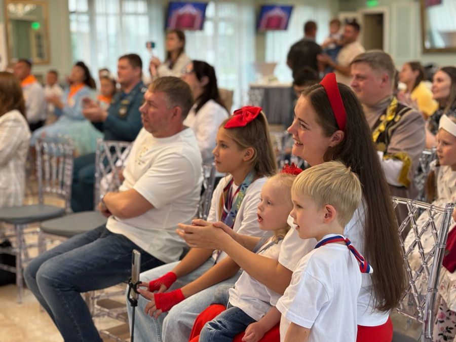 Семьям с детьми в Свердловской области оказывается комплексная региональная и федеральная социальная поддержка