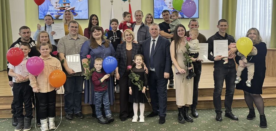 Молодым семьям в Рассказове вручили сертификаты на покупку жилья
