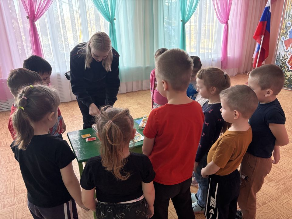 Сотрудники отделения Госавтоинспекции ОМВД России по Залегощенскому району провели профилактическое мероприятие для воспитанников детского сада