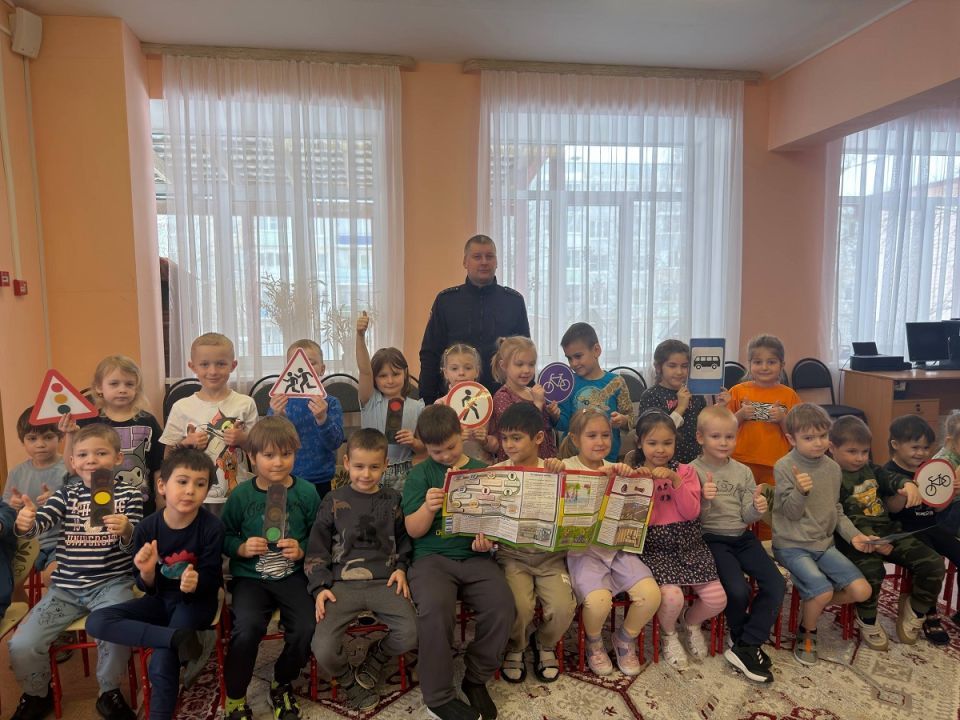В Гагарине сотрудники Госавтоинспекции провели профилактическое занятие для воспитанников детского сада «Рябинка»