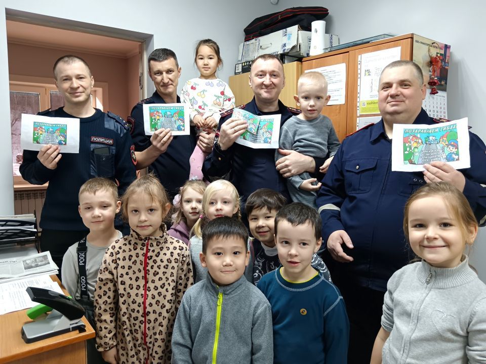 Воспитанники детского сада» поздравили сотрудников Госавтоинспекции Корсакова с Днем защитника Отечества