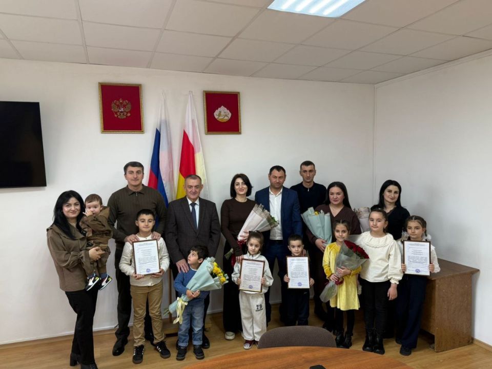 Четыре молодые семьи в Ирафском районе, три из которых многодетные, получили жилищные сертификаты