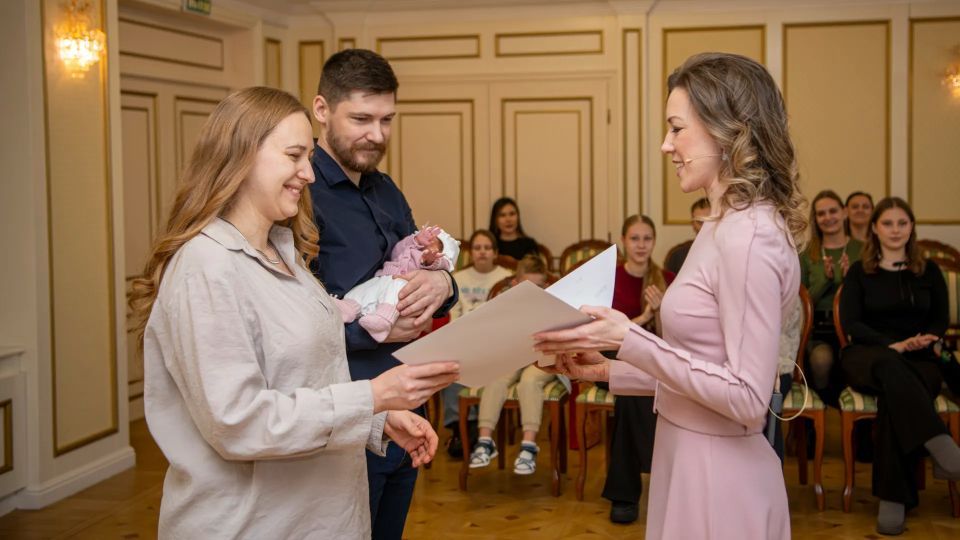Семья получила награду за онлайн-регистрацию 15-тысячного младенца. Фото