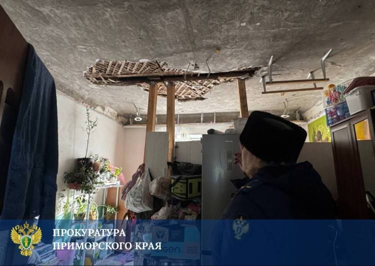 Прокуратура отреагировала на ситуацию с многодетной семьей, которая живет в аварийном доме в Уссурийске